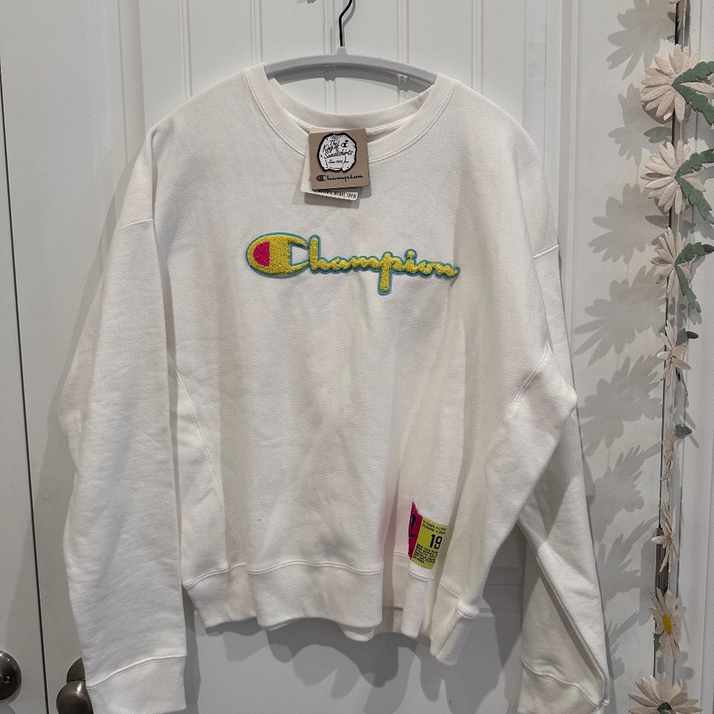 NWT Champion Logo Sweatshirt – Size Large